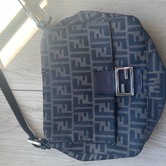 Fendi Shoulder Bag - Picture 6 of 7